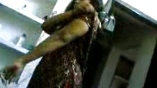 La Zona Modelos: Genevive បង្ហាញលារបស់នាងហើយ fucks pussy របស់នាង